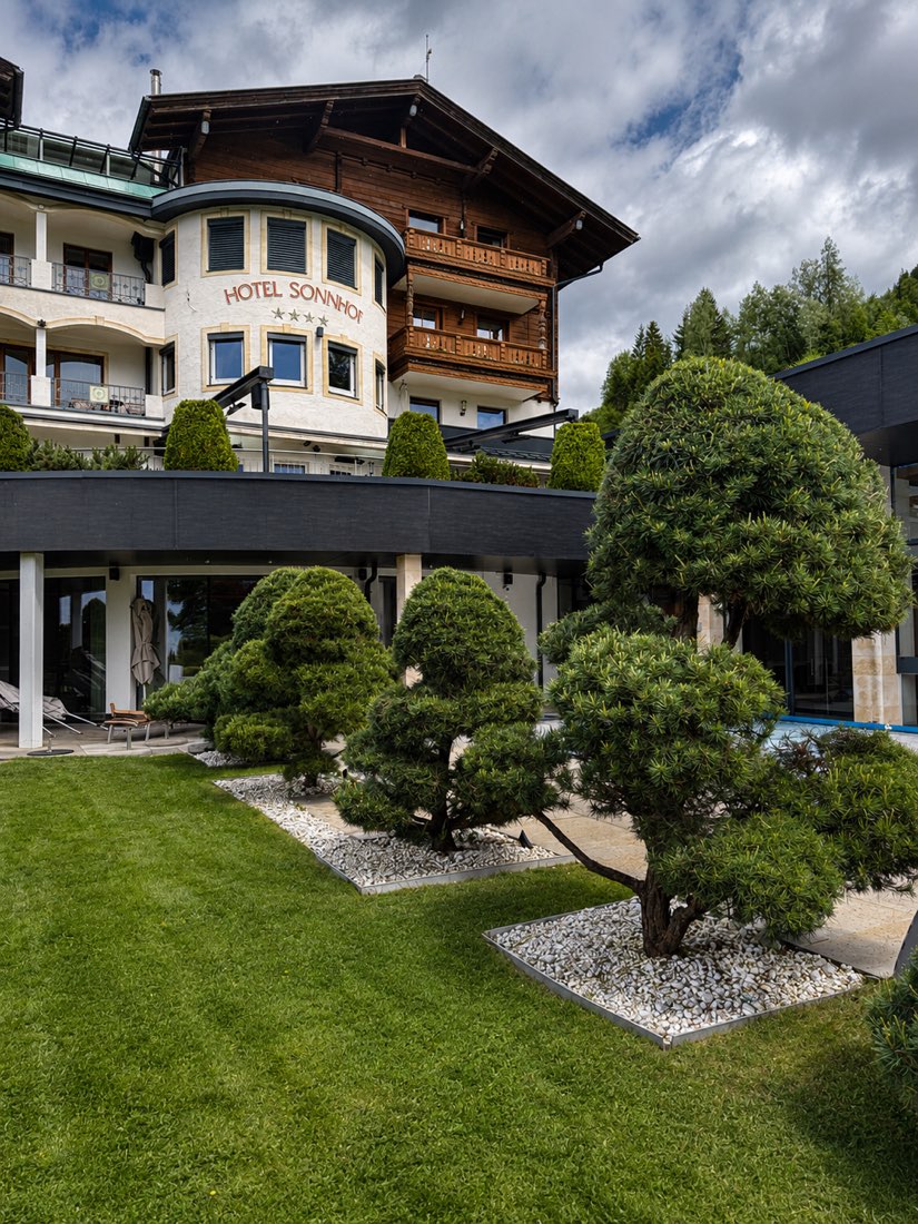Hotel Sonnhof mit Formgehölzen in der Außenanlage