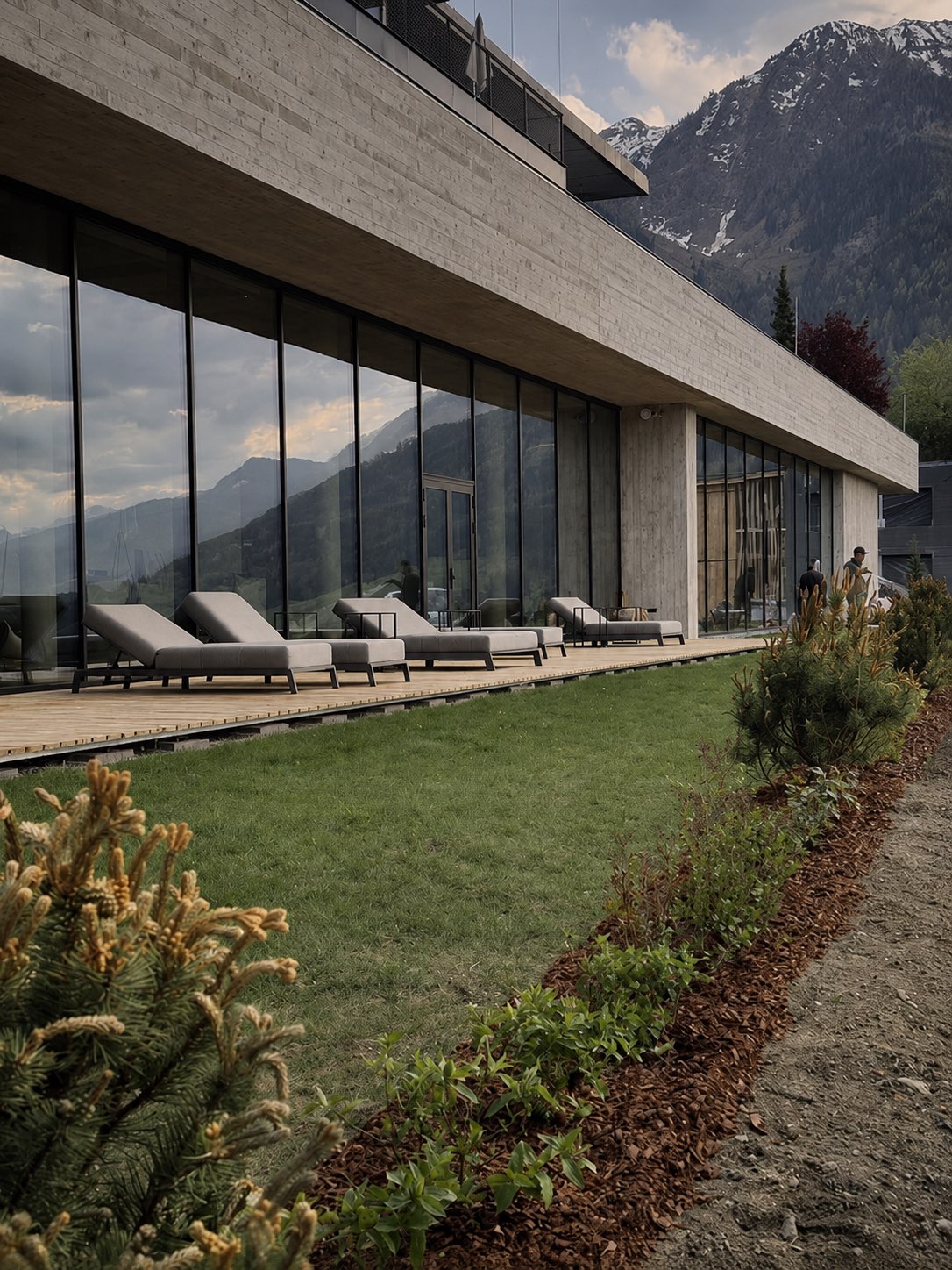 Neu bepflanzte Outdoor-Wellness-Anlage des Hotels Oberforsthof mit Bergblick